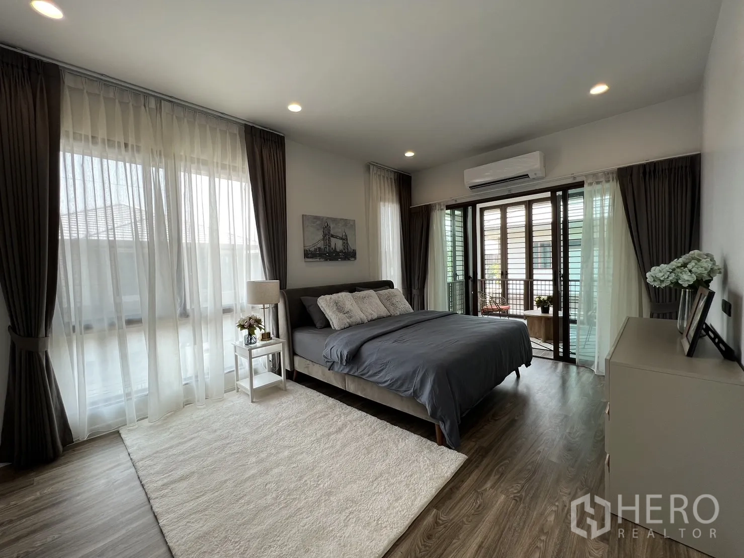 บ้าน ให้เช่าในBang Kapi, Bangkok - ห้องนอนหลักมีหน้าต่างใหญ่ ระเบียงซันรูม และเครื่องปรับอากาศ