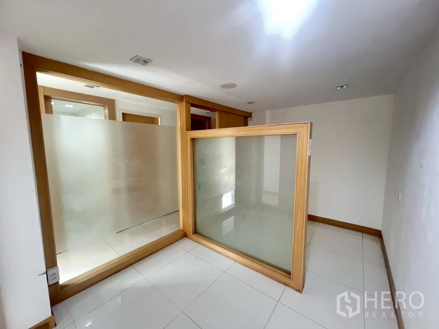 พื้นที่ขายของ for rent in Watthana, Bangkok - ห้องกั้นส่วนกระจกฝ้า กรอบไม้ พื้นกระเบื้องสีขาว
