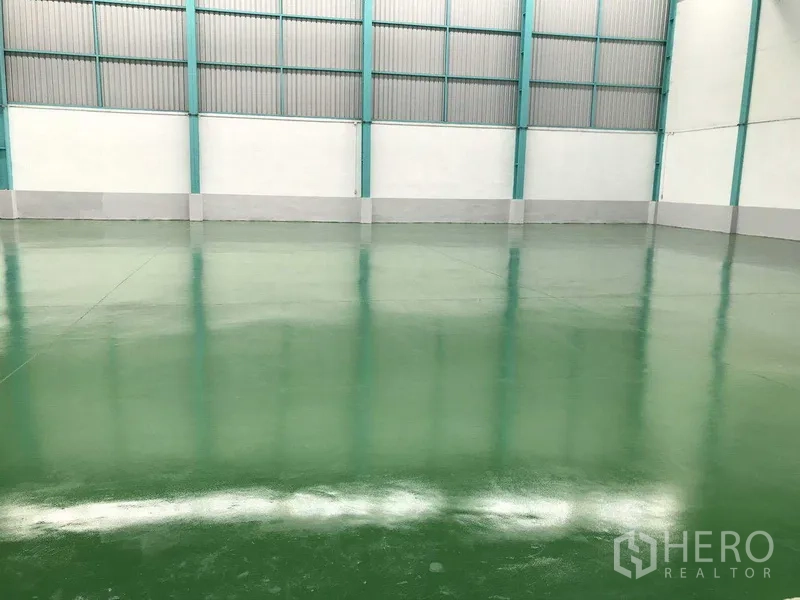 工厂 出租在Samut Prakan - 大跨距仓库内部，绿色环氧地面与高挑屋顶。