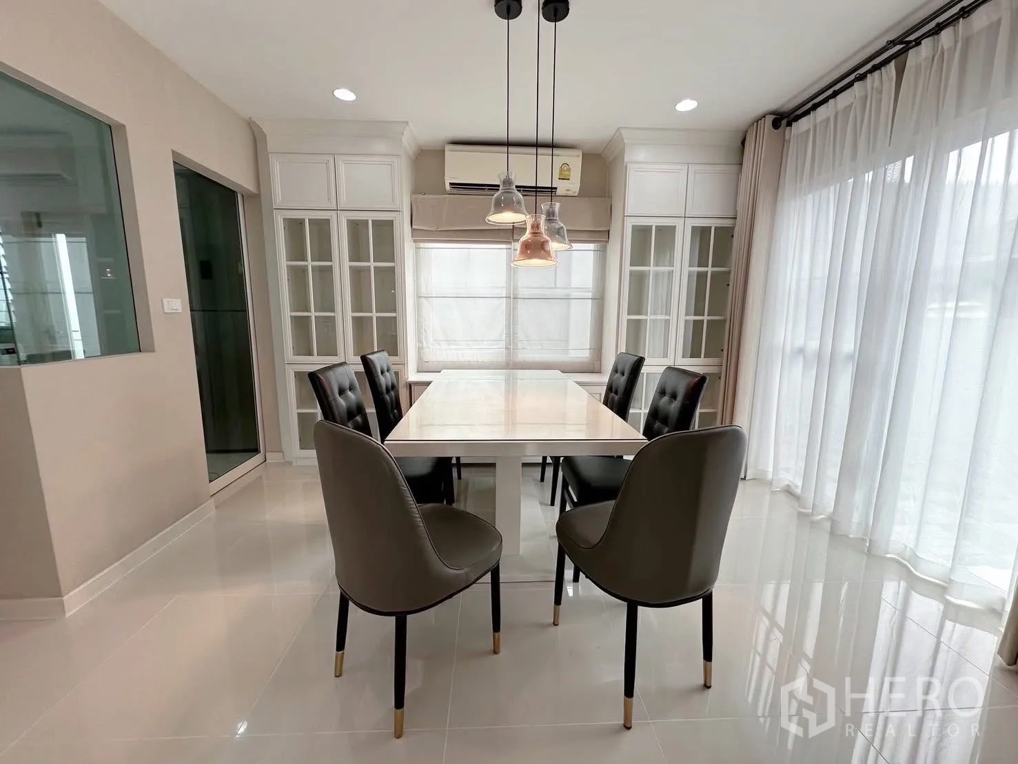 独立式住宅 出租或出售在Bang Phli, Samut Prakan - 餐厅六座位，吊灯与高玻璃柜