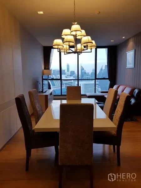 公寓 出租在Watthana, Bangkok - 餐区配吊灯与六把餐椅，落地窗城市景观