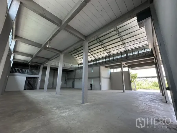 工厂 出租在Lam Luk Ka, Pathum Thani - 开放式仓储空间，多根立柱，高窗引入自然采光。