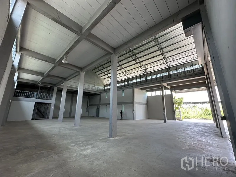 工厂 出租在Lam Luk Ka, Pathum Thani - 开放式仓储空间，多根立柱，高窗引入自然采光。