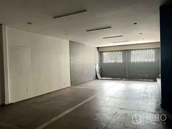 พื้นที่ขายปลีก ให้เช่าในPhaya Thai, Bangkok - โถงชั้นล่างกว้าง พื้นกระเบื้อง ไฟฝังฝ้า พร้อมประตูม้วนหน้ากว้าง