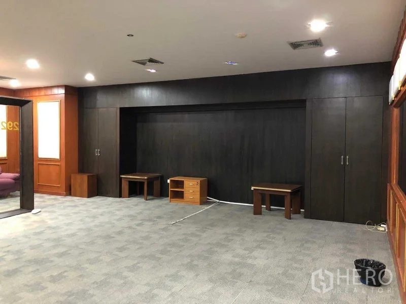 สำนักงาน ให้เช่าในRatchathewi, Bangkok - พื้นที่โอเพ่นสเปซพร้อมตู้เก็บของบิลท์อินสีเข้มและโต๊ะลอย จัดวางสถานีทำงานได้ตามต้องการ