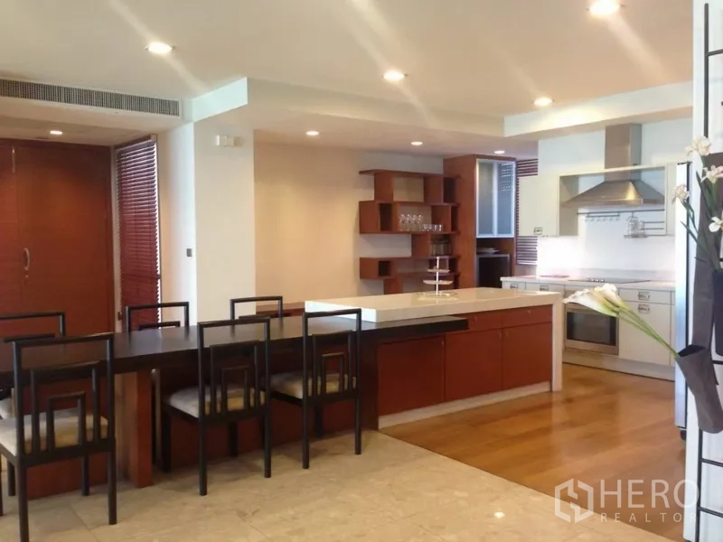 คอนโด ให้เช่าหรือขายในKhlong Toei, Bangkok - ครัวร่วมสมัยพร้อมไอแลนด์ เตาอบบิวท์อิน ที่นั่งบาร์ และตู้ไม้
