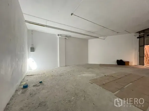 พื้นที่ขายปลีก ให้เช่า - พื้นที่ค้าปลีก 96 ตร.ม. แปลนโล่ง ผนังขาว เดินท่อและไฟเพดาน จัดวางผังได้ยืดหยุ่น