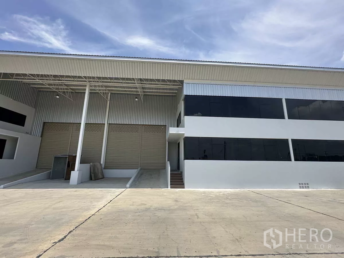 货栈 出租在Wang Noi, Phra Nakhon Si Ayutthaya - 装卸坡道、卷帘门及两层办公室外立面。