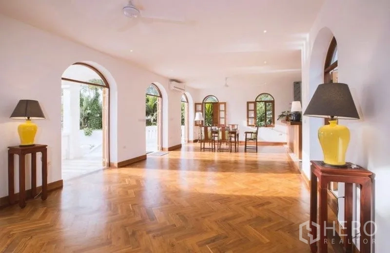 บ้าน ให้เช่าในPhra Khanong, Bangkok - ห้องนั่งเล่นและทานอาหารแบบเปิดโล่ง พื้นไม้ก้างปลา หน้าต่างโค้งรับแสงธรรมชาติ