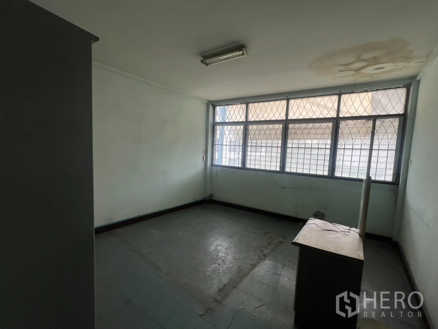 อาคารพาณิชย์ ให้เช่าในWatthana, Bangkok - ห้องทำงานขนาดกะทัดรัด พร้อมเหล็กดัดหน้าต่างและไฟเพดาน