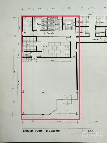 零售空间 出租在Sathon, Bangkok - 标注出的底层平面图，显示入口、开放展销区与后场房间。