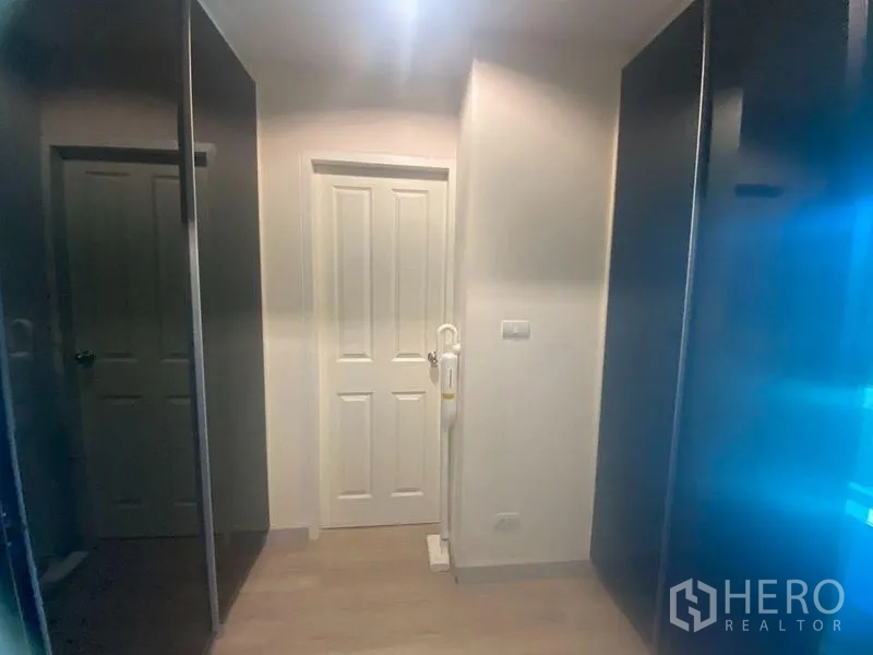 คอนโด ขายในPhra Khanong, Bangkok - ทางเดินพร้อมตู้เสื้อผ้าบานกระจกทั้งสองด้านและพื้นไม้