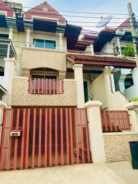 ทาวน์เฮาส์ ให้เช่าหรือขายในPrawet, Bangkok - ด้านหน้าทาวน์เฮ้าส์ 3 ชั้น หลังคากระเบื้องสีแดง มีระเบียงและประตูรั้วเหล็กปลอดภัย
