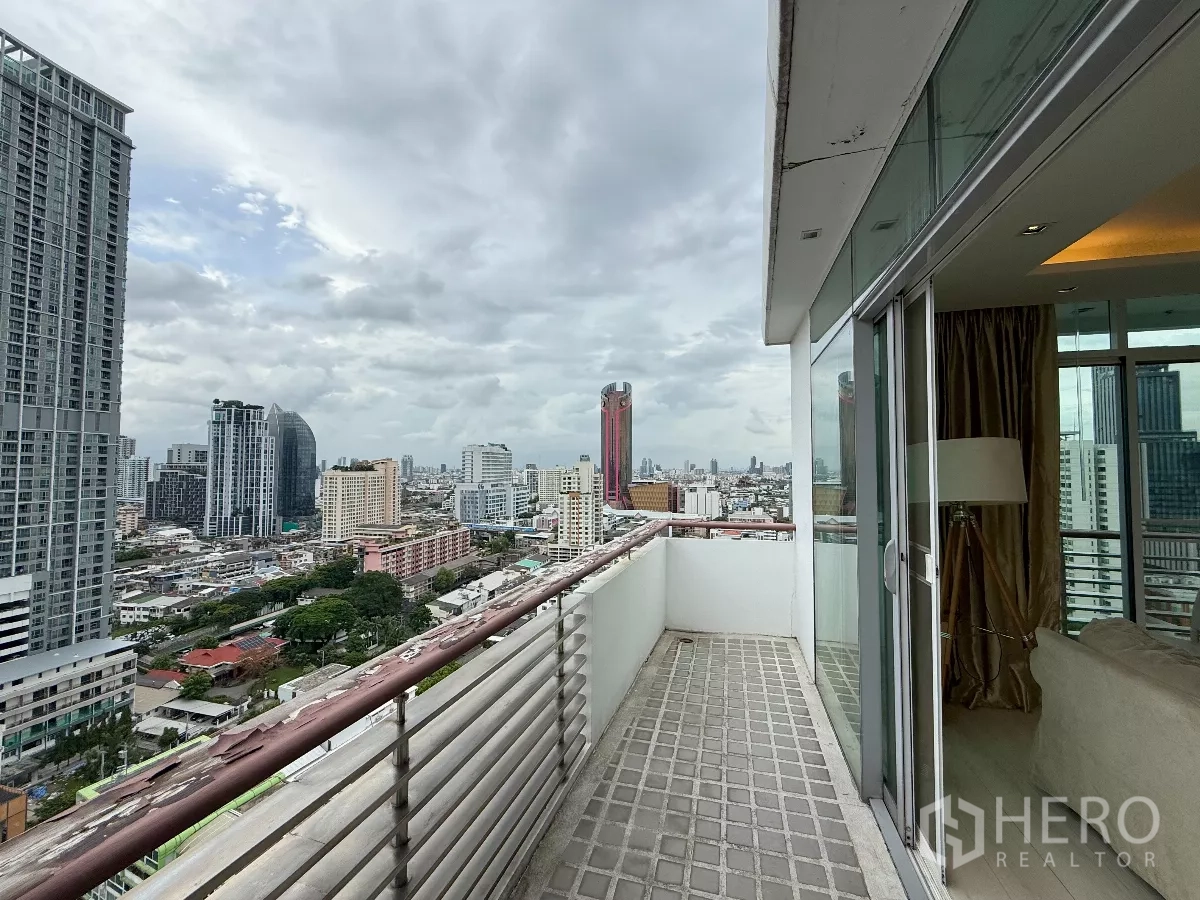 คอนโด ให้เช่าในPhaya Thai, Bangkok - ระเบียงชั้นสูงพร้อมราวโลหะและประตูกระจกบานเลื่อน มองเห็นตึกสูงในกรุงเทพฯ
