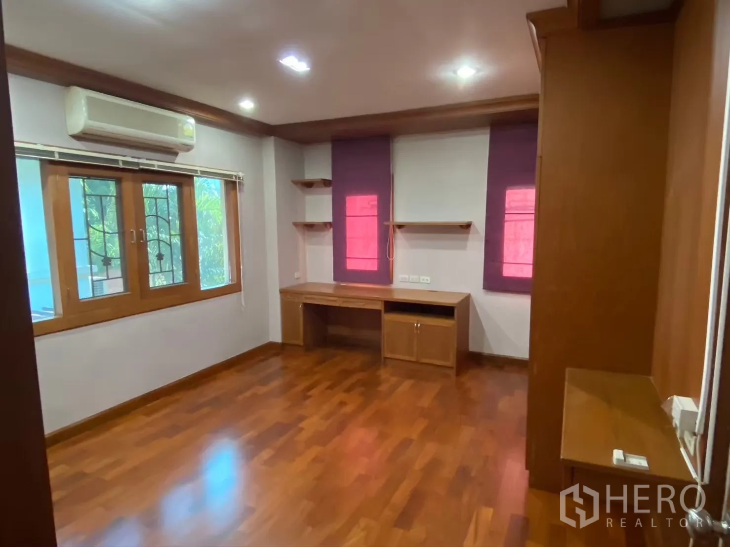 บ้าน ให้เช่าในWatthana, Bangkok - มุมมองอีกด้านของห้องนอน หน้าต่างกว้าง ม่านสีม่วง