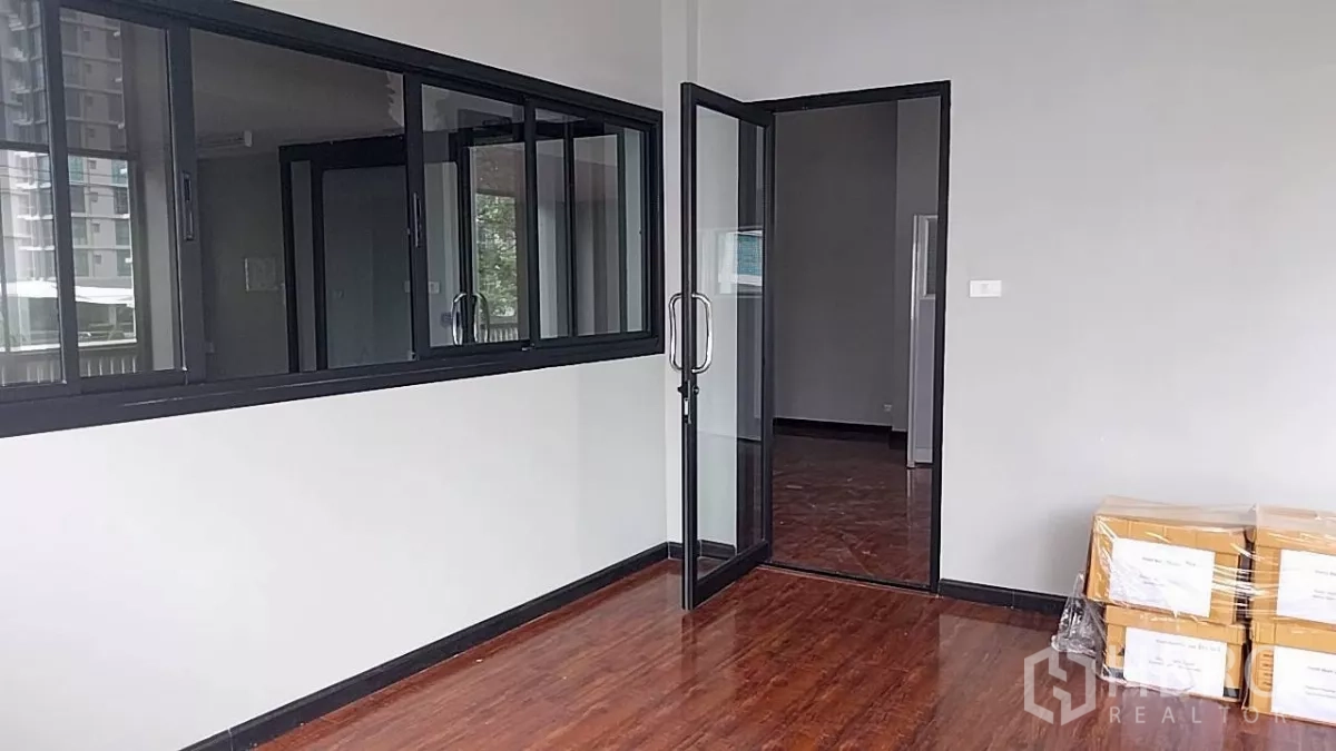 พื้นที่ขายปลีก ให้เช่า - ห้องสไตล์ออฟฟิศ หน้าต่างบานเลื่อน ประตูกระจก พื้นไม้