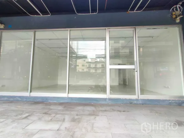 พื้นที่ขายปลีก ให้เช่าในKhlong Toei, Bangkok - หน้าร้านกระจกบานใหญ่พร้อมประตูสไลด์และพื้นที่หน้าร้านสำหรับป้ายหรือดิสเพลย์
