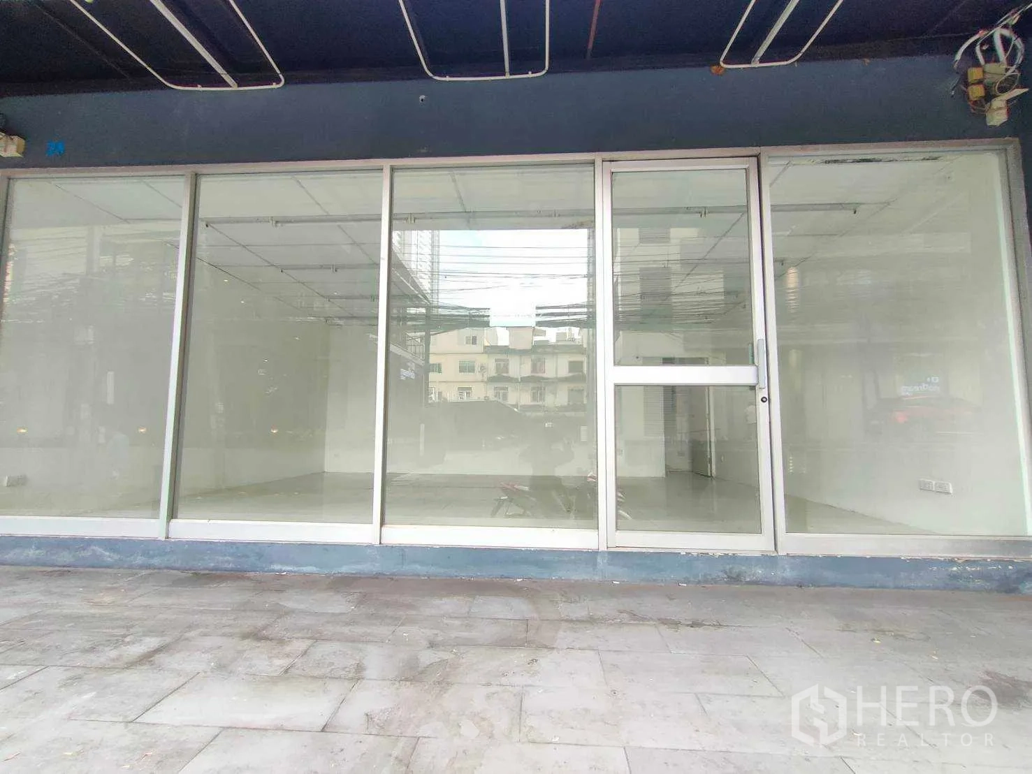 พื้นที่ขายปลีก ให้เช่าในKhlong Toei, Bangkok - หน้าร้านกระจกบานใหญ่พร้อมประตูสไลด์และพื้นที่หน้าร้านสำหรับป้ายหรือดิสเพลย์