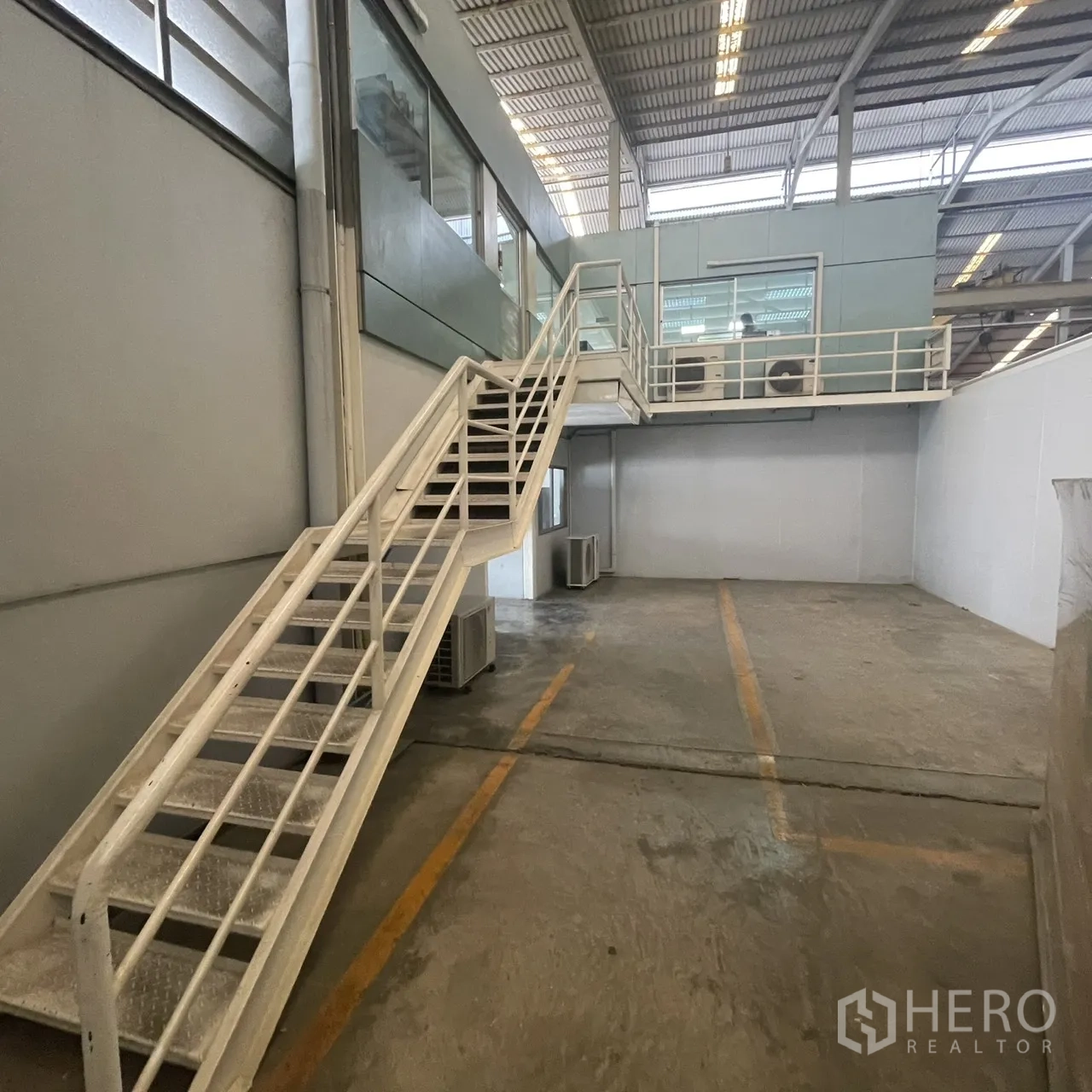 工厂 出租在Khlong Toei, Bangkok - 通往夹层办公室的金属楼梯，挑高作业区。