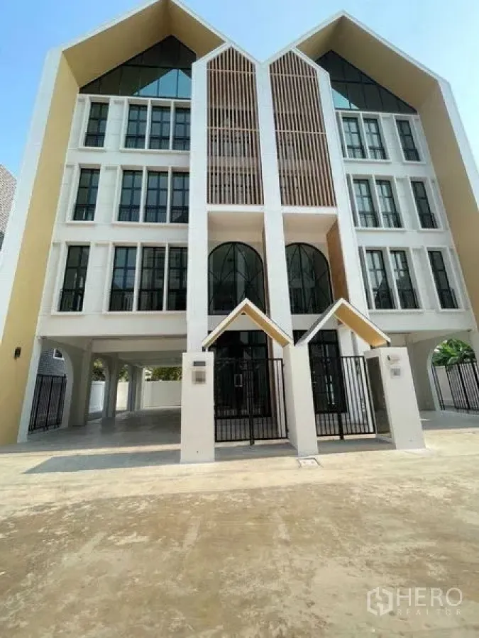 สำนักงานที่บ้าน ให้เช่าในBang Kapi, Bangkok - ด้านหน้าอาคารโฮมออฟฟิศทรงจั่วร่วมสมัย มีทางเข้าคู่และช่องโค้ง.