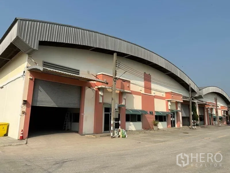 Factory for rent in Bang Phli, Samut Prakan - Street-facing factory row in Bang Phli, Samut Prakan with wide roller shutters.