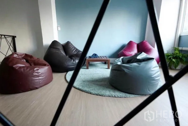 Townhouse for rent in Ratchathewi, Bangkok - Mezzanine lounge with beanbag chairs around a small coffee table.
