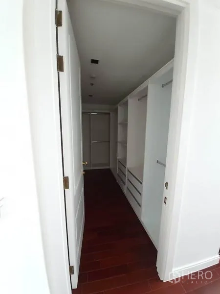 คอนโด ให้เช่าในPathum Wan, Bangkok - วอล์กอินคลอเซ็ตพร้อมชั้นและลิ้นชักบิวท์อิน