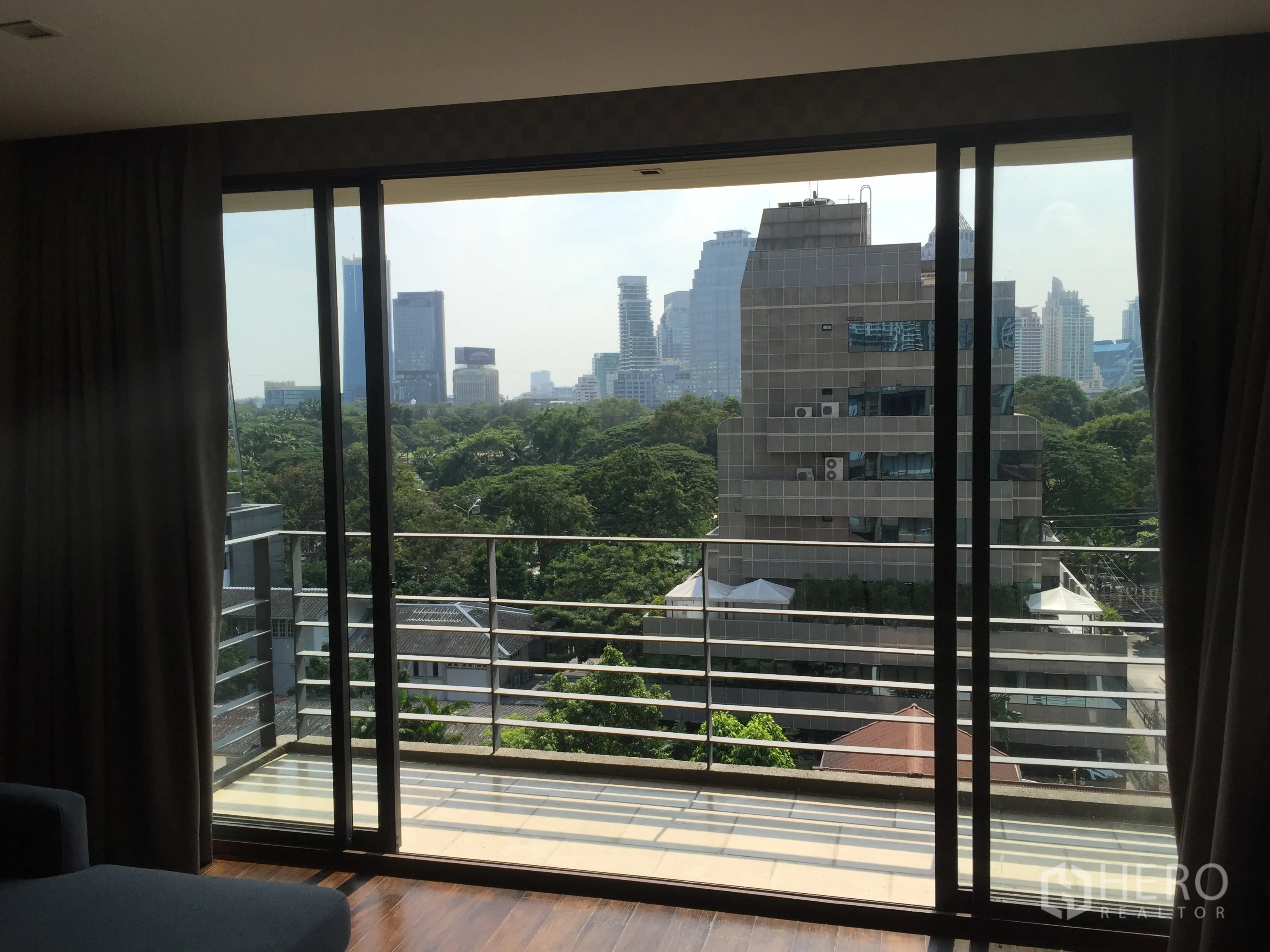 คอนโด ให้เช่าหรือขายในPathum Wan, Bangkok - ระเบียงบานเลื่อนชมวิวเส้นขอบฟ้าเมืองและพื้นที่สีเขียวของสวนสาธารณะ