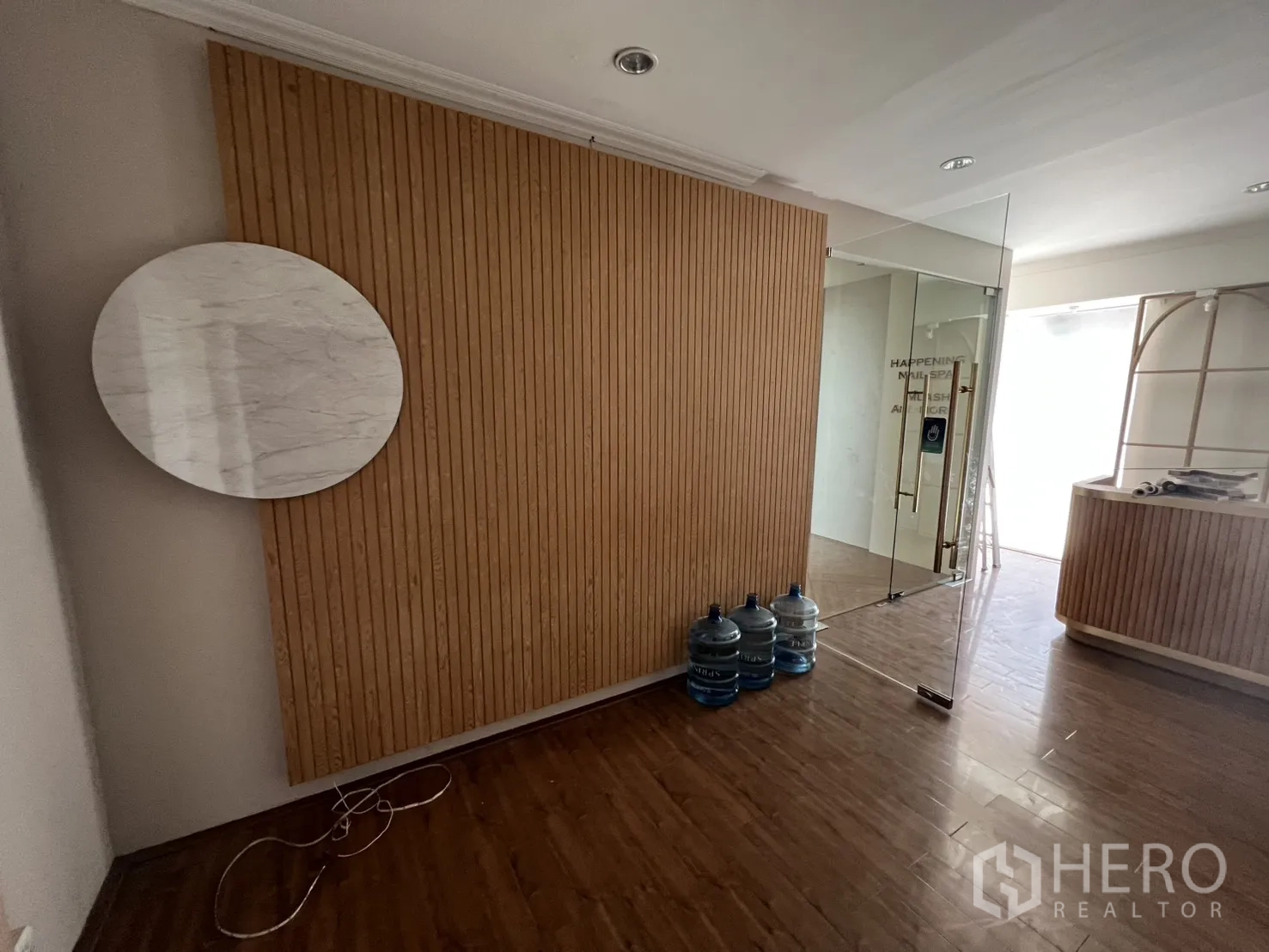 พื้นที่ขายปลีก ให้เช่า - ผนังตกแต่งแผงไม้แนวตั้ง พร้อมแผ่นหินอ่อนทรงกลม