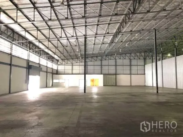 คลังสินค้า ให้เช่าในBang Phli, Samut Prakan - ภายในโกดังโปร่ง หลังคาเหล็กสูง พื้นคอนกรีต หน้าต่างรับแสงและประตูม้วน