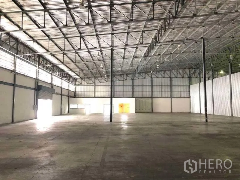คลังสินค้า ให้เช่าในBang Phli, Samut Prakan - ภายในโกดังโปร่ง หลังคาเหล็กสูง พื้นคอนกรีต หน้าต่างรับแสงและประตูม้วน
