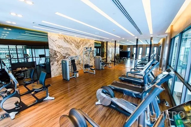 คอนโด ให้เช่าหรือขายในWatthana, Bangkok - ฟิตเนสของคอนโด เครื่องคาดิโอและเวตครบ พื้นไม้ และวิวเมือง