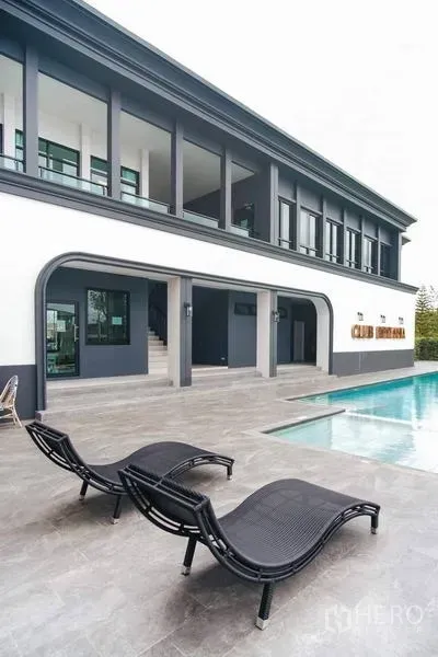 Detached House for rent in Bang Bo, Samut Prakan - Community clubhouse with swimming pool and poolside loungers.