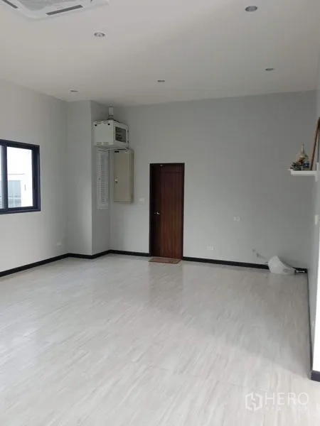 โรงงาน ให้เช่าหรือขายในLam Luk Ka, Pathum Thani - มุมออฟฟิศขนาดเล็ก ประตูไม้และฝ้าสูง