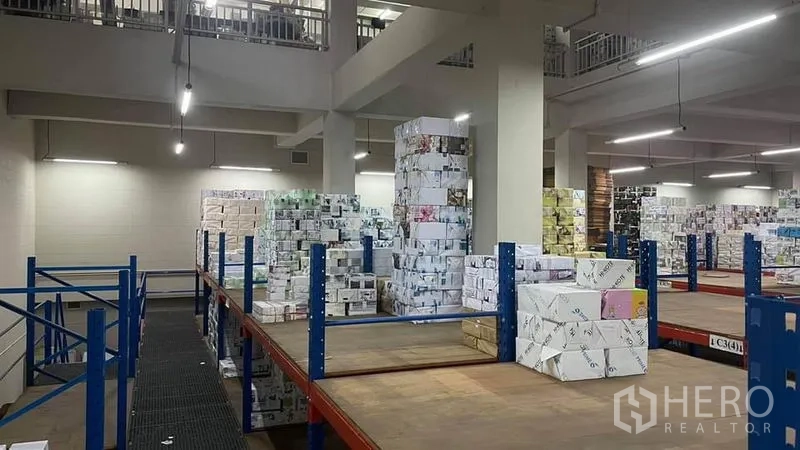 คลังสินค้า ขายในBangkok Yai, Bangkok - พื้นที่เก็บของบนชั้นลอยพร้อมพาเลทและโคมไฟแขวน