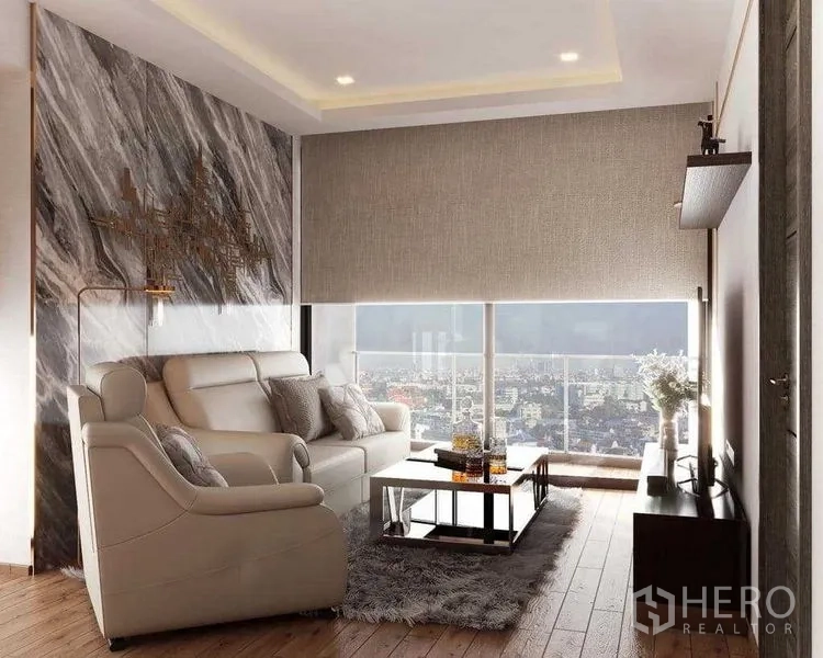 公寓 出租在Khlong Toei, Bangkok - 客厅采光明亮，米色沙发、石纹装饰墙与城市景观。