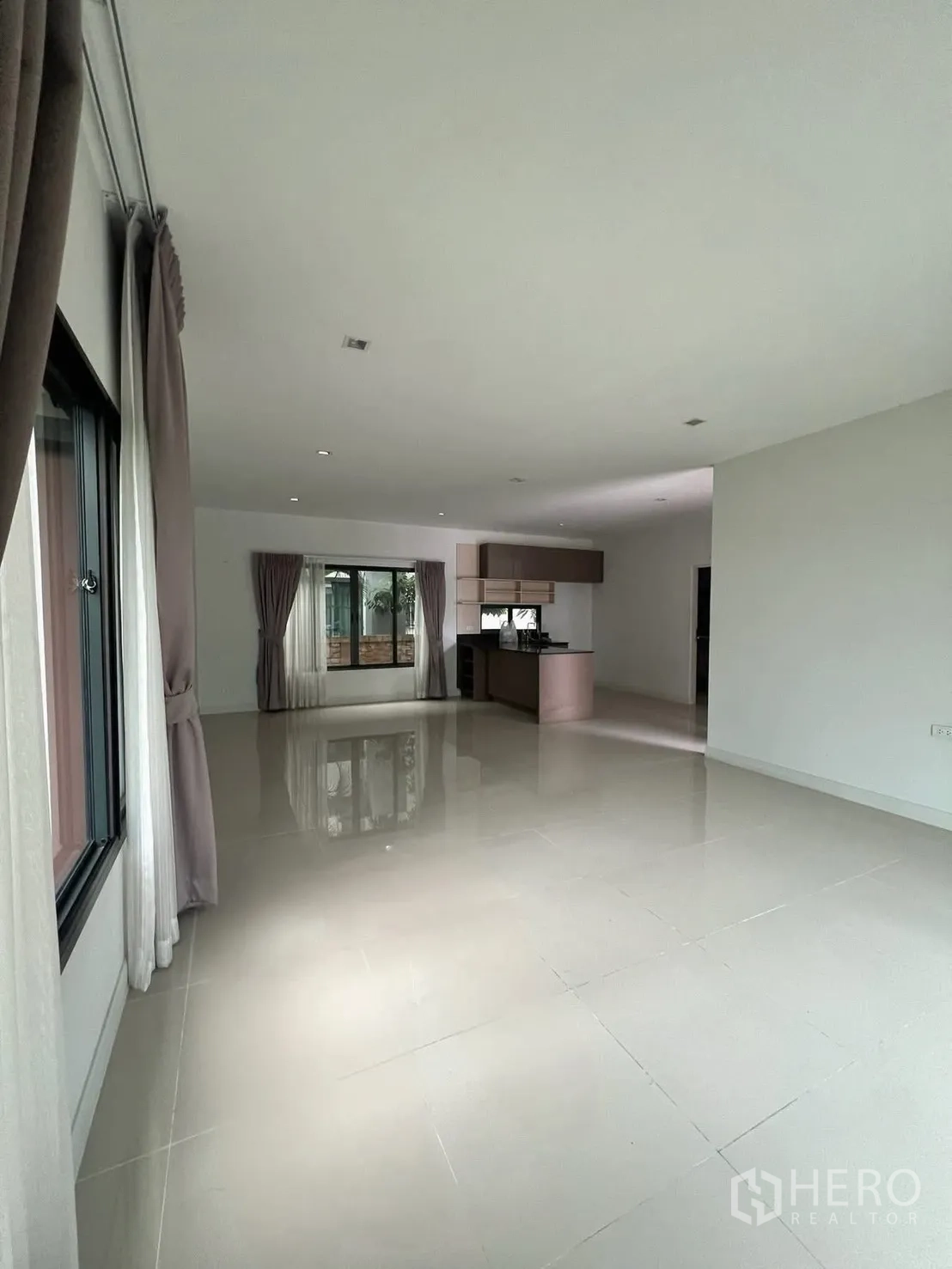บ้านเดี่ยว for rent in Bang Phli, Samut Prakan - โถงรับแขกและรับประทานอาหารแบบโอเพ่น พื้นกระเบื้องเงาและประตูกระจกเลื่อน