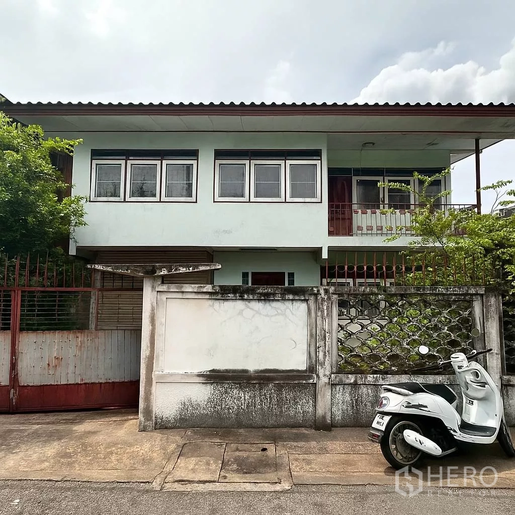 零售空间 出租在Khlong Toei, Bangkok - 两层商用房正立面，带铁栅栏和前窗