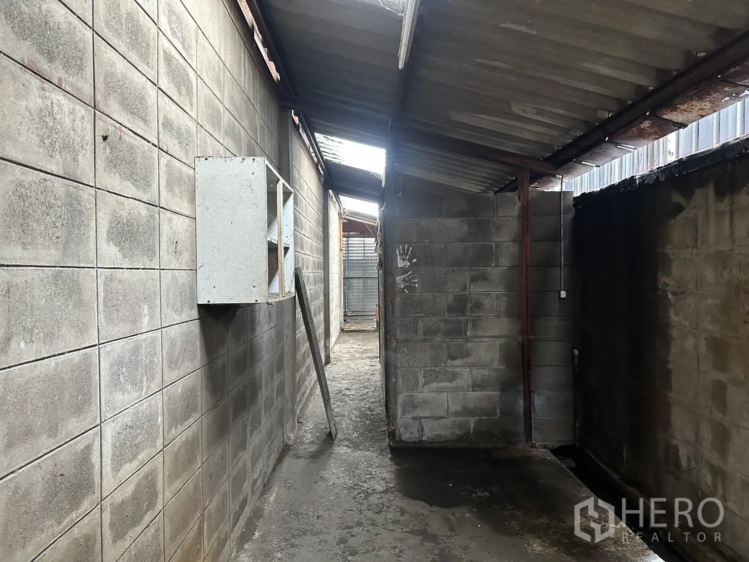 โกดัง for rent in Phra Khanong, Bangkok - ทางเดินด้านข้างมีหลังคา ผนังบล็อกและหลังคาลอนเหล็ก