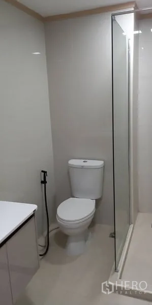 คอนโด ให้เช่าในWatthana, Bangkok - ห้องน้ำกะทัดรัดพร้อมโถสุขภัณฑ์และฉากกั้นอาบน้ำ