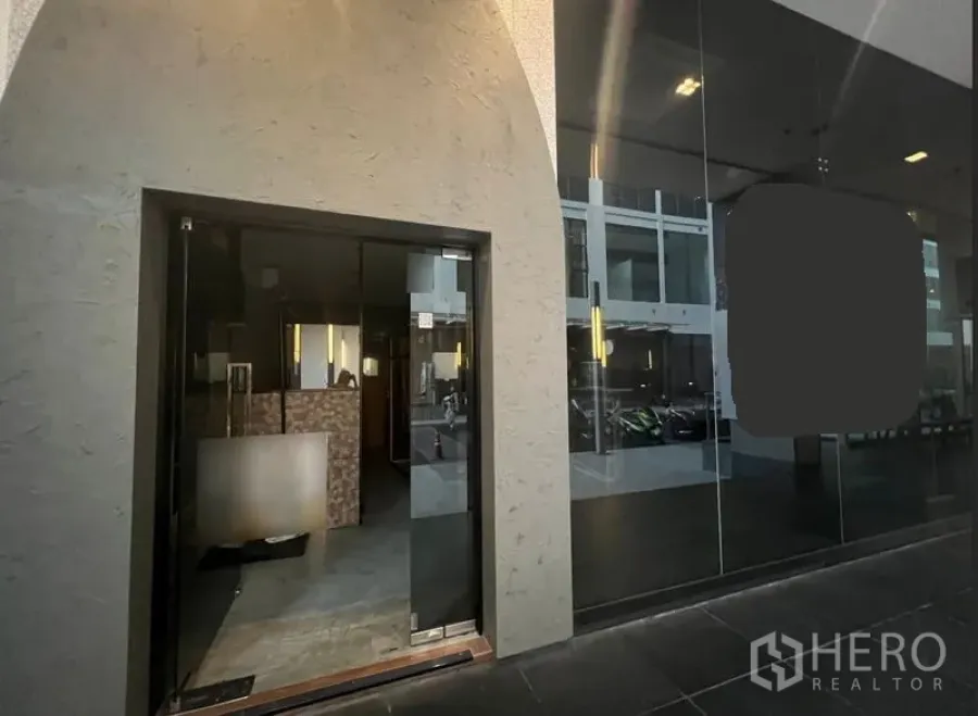 零售空间 出租在Watthana, Bangkok - 临街商铺外立面，拱形入口与通高玻璃立面。