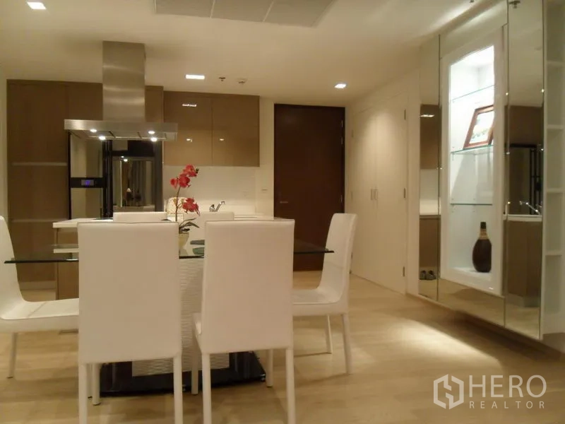 คอนโด ให้เช่าในKhlong Toei, Bangkok - พื้นที่ทานอาหารโต๊ะกระจก เก้าอี้สีขาว ข้างครัวสมัยใหม่แบบเปิด