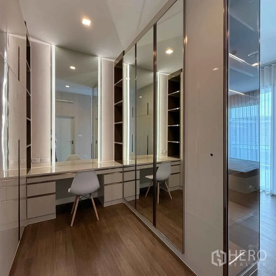 Detached House for rent in Bang Phli, Samut Prakan - Dressing room with mirrored wardrobes and built-in desk and shelving.