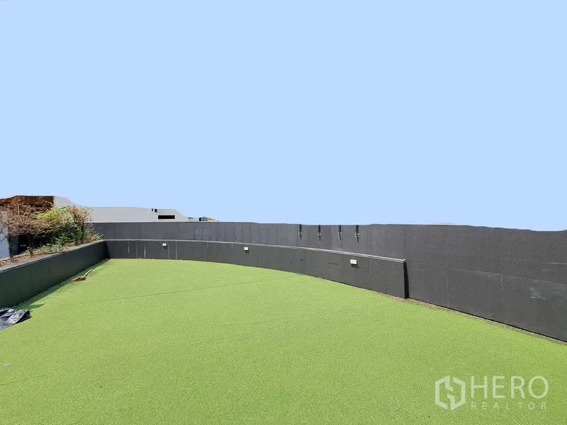 พื้นที่ขายปลีก ให้เช่าในKhlong Toei, Bangkok - ดาดฟ้าพื้นหญ้าเทียมกว้าง พร้อมกำแพงสูงให้ความเป็นส่วนตัว ใต้ท้องฟ้าโปร่ง