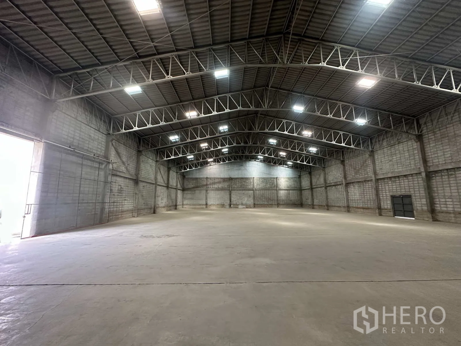 คลังสินค้า ให้เช่าในPhra Nakhon Si Ayutthaya - โกดังโล่งสว่าง โครงเหล็กและประตูทางออกคู่ด้านข้าง