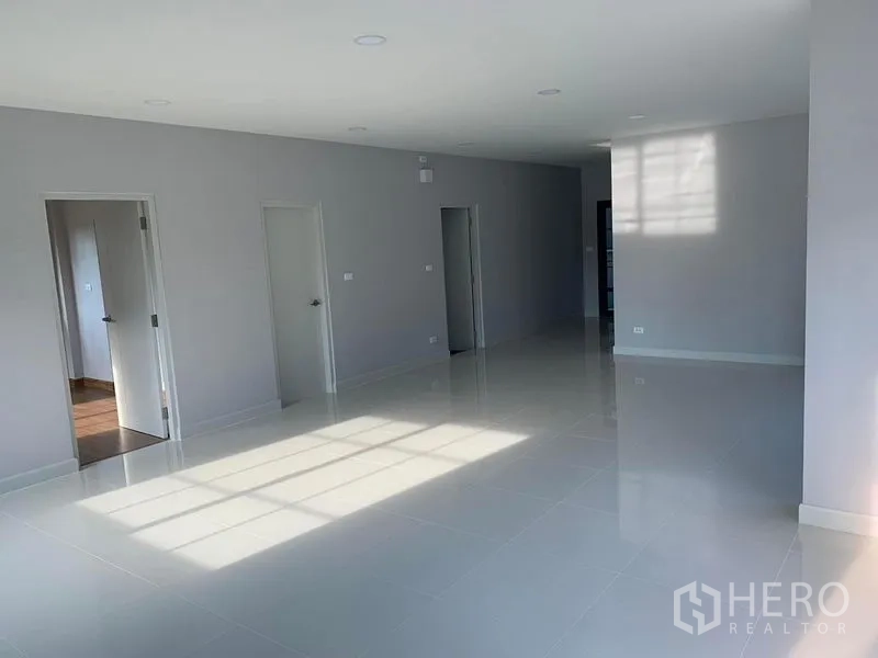 บ้าน ให้เช่าหรือขายในBang Phli, Samut Prakan - พื้นที่รับแขกและทานอาหารกว้าง พร้อมไฟดาวน์ไลท์และประตูเชื่อมหลายบาน