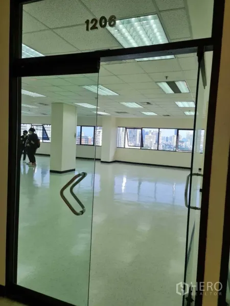 สำนักงาน ให้เช่าในWatthana, Bangkok - ประตูทางเข้าแบบกระจกเปิดสู่พื้นที่สำนักงานสว่างโปร่ง มองเห็นวิวเมืองผ่านหน้าต่างกว้าง