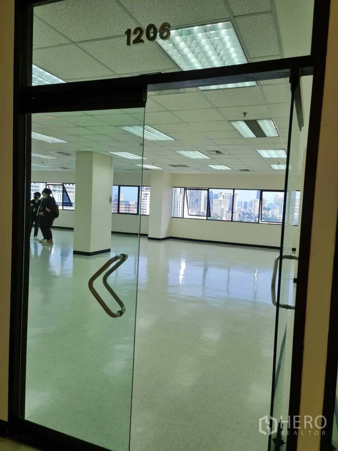สำนักงาน ให้เช่าในWatthana, Bangkok - ประตูทางเข้าแบบกระจกเปิดสู่พื้นที่สำนักงานสว่างโปร่ง มองเห็นวิวเมืองผ่านหน้าต่างกว้าง