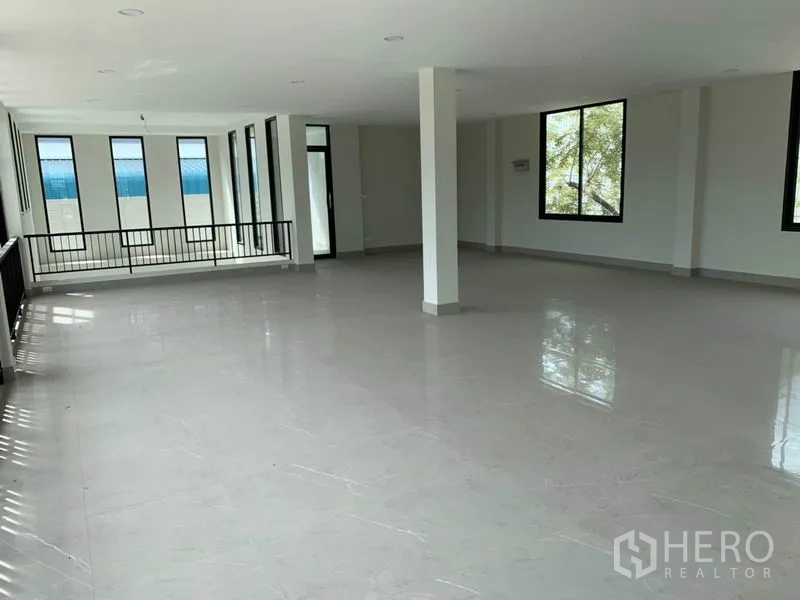 Warehouse for rent in Bang Phli, Samut Prakan - Expansive upper-level office area with windows on both sides and glossy tiled floors.