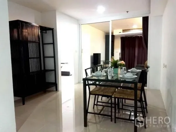 คอนโด ให้เช่าในKhlong Toei, Bangkok - มุมทานอาหารโต๊ะกระจก ใกล้ประตูเลื่อนและชั้นวางของ